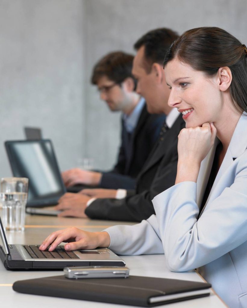 businesswoman-using-laptop